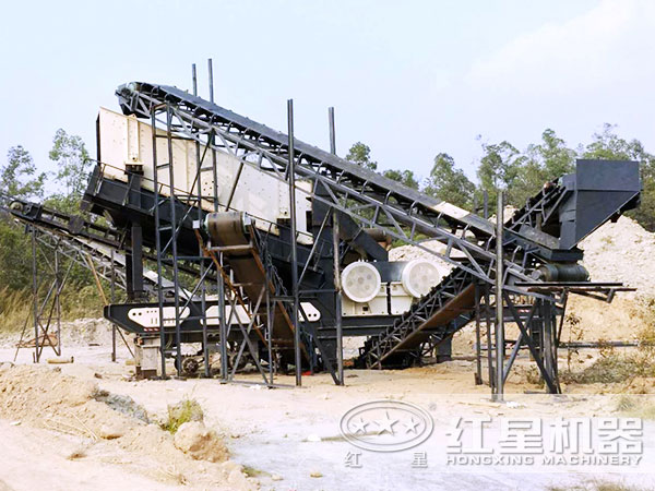新型青石流動(dòng)碎石機(jī)械作業(yè)現(xiàn)場(chǎng)